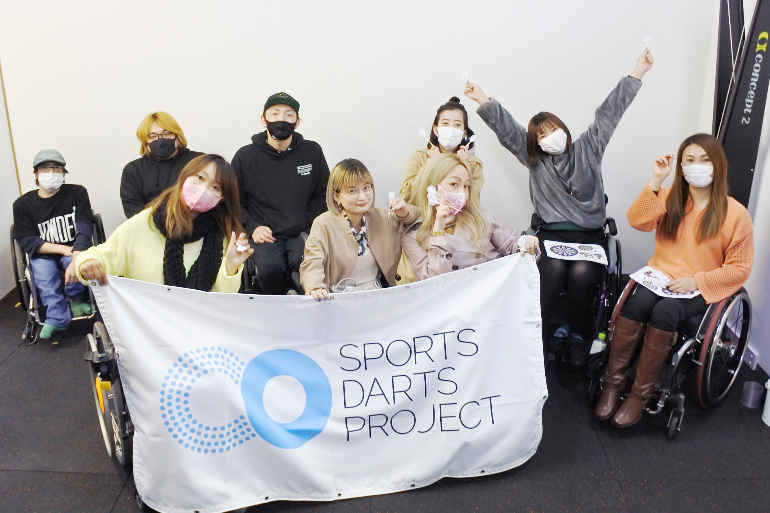 車椅子女子たちがダーツに挑戦!