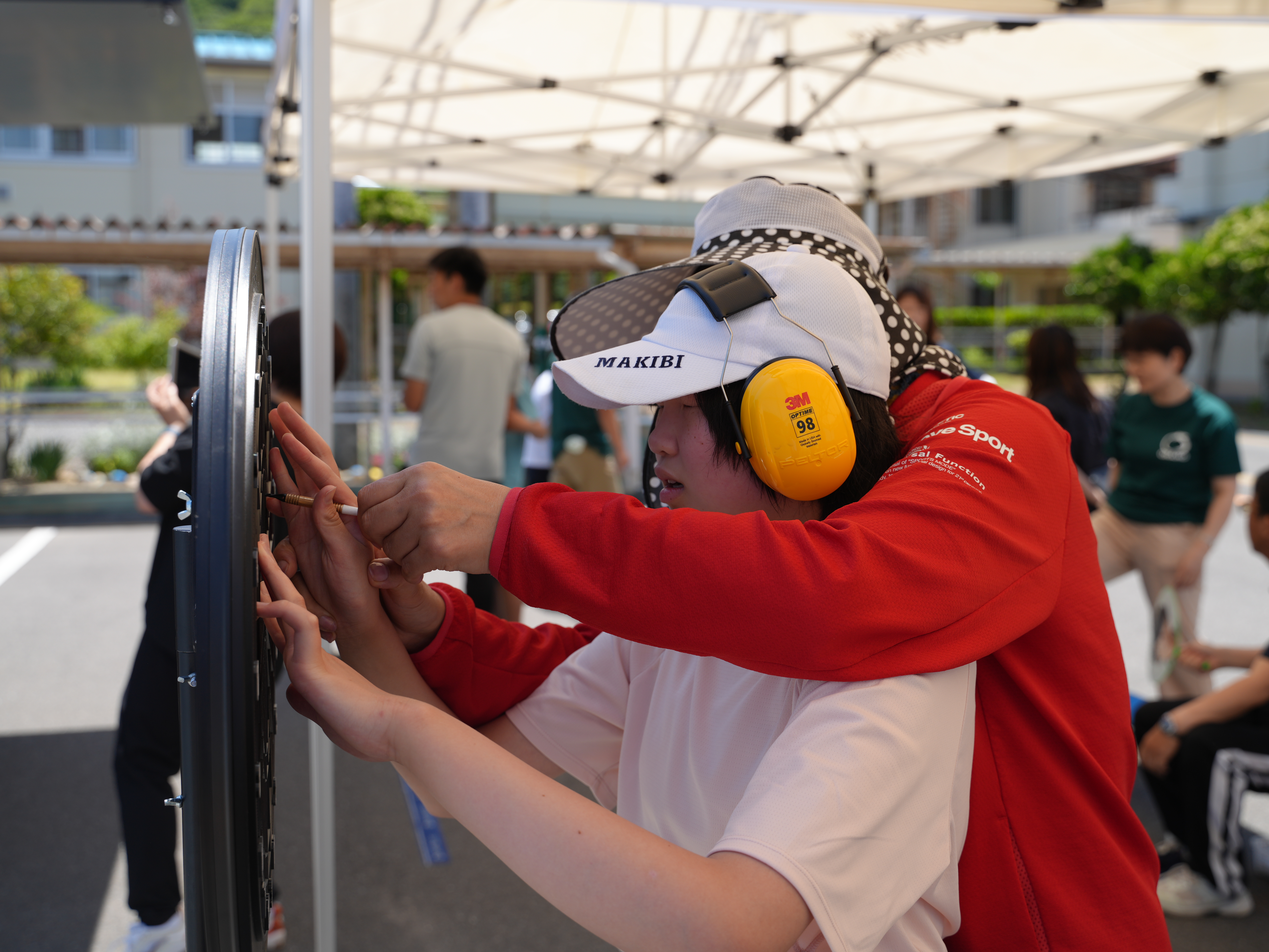 聴覚と触覚で挑戦！盲学校でダーツの授業を行いました