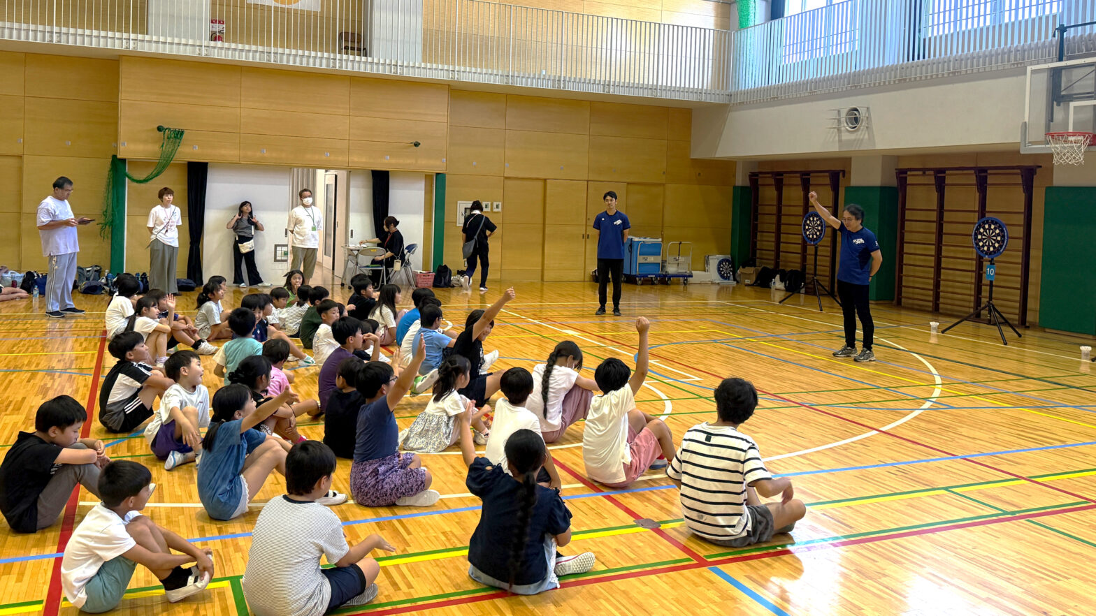 夏休みにダーツ!志茂田小学校でダーツの体験講座を行いました